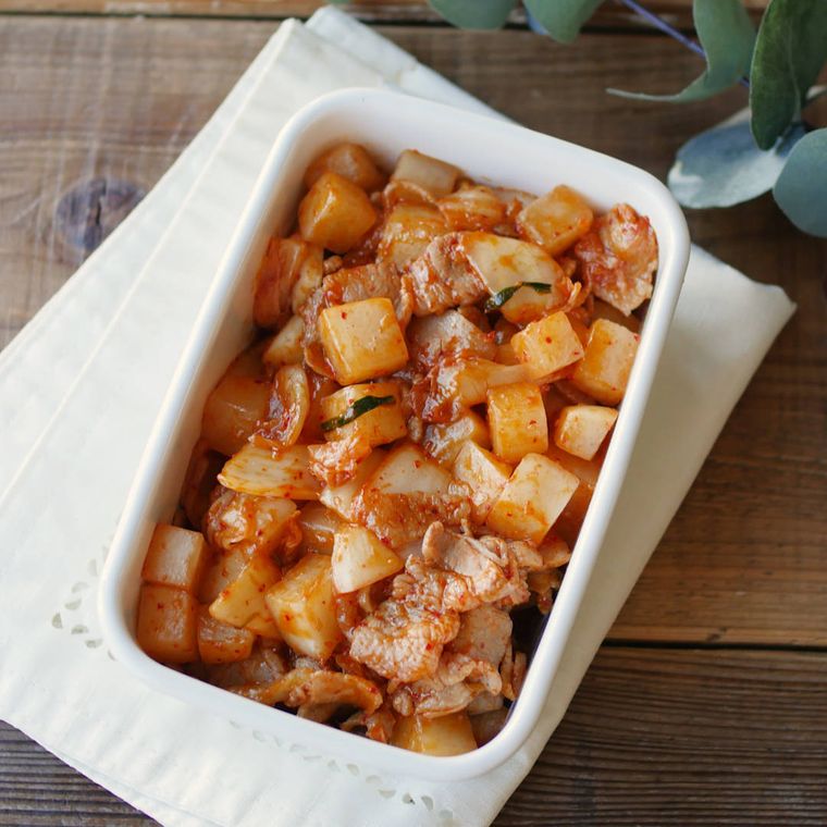 白い琺瑯容器に入った豚バラキムチ大根