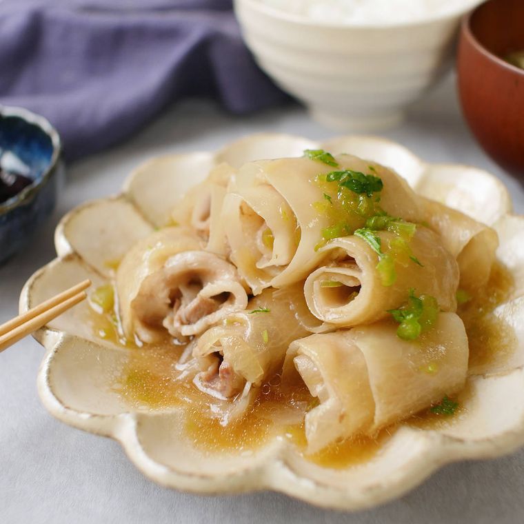 陶器に盛り付けた豚バラ大根ロールのくたくた煮
