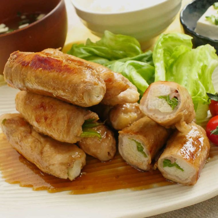 白い皿に盛り付けた長芋とピーマンの甘辛豚肉巻き
