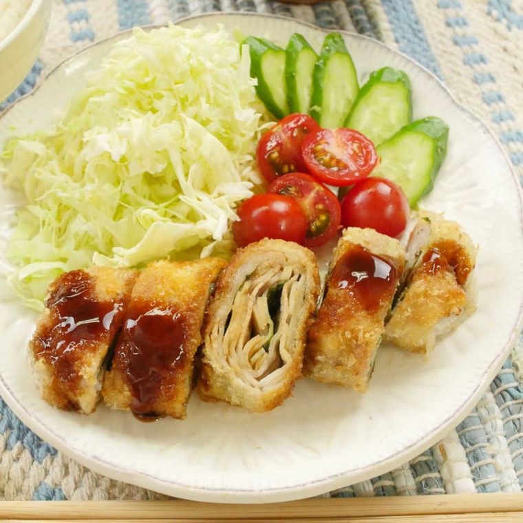 白い皿に盛り付けた豚バラれんこんのミルフィーユかつ