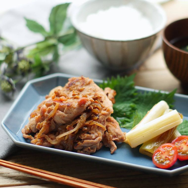 六角皿に盛り付けた豚ロース肉のさっぱり梅しょうが焼き
