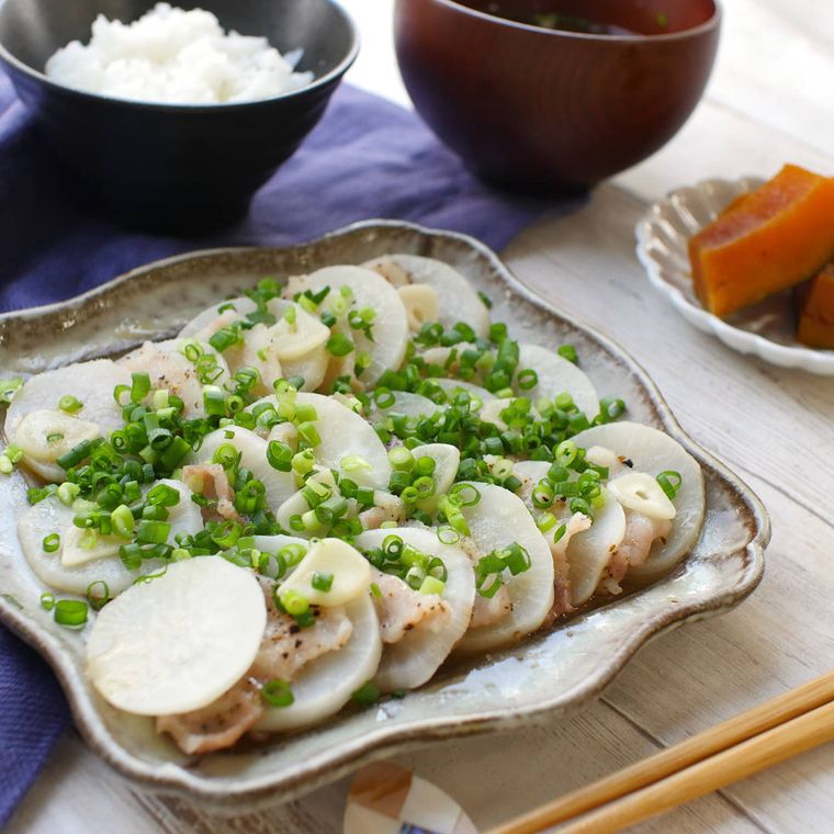 陶器に盛り付けた豚バラ肉とかぶのしっとりレンジ蒸し