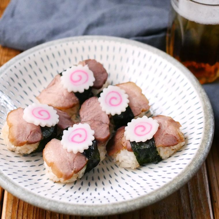 白い皿に盛られた5個のチャーシューおにぎり