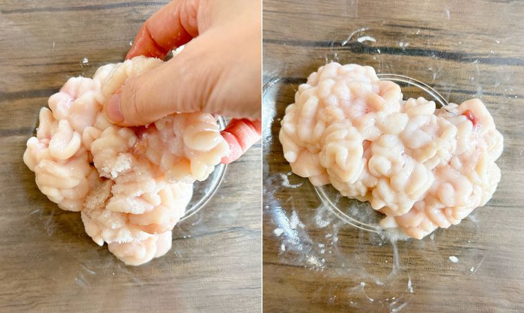 白子を塩で揉む様子