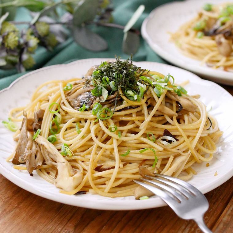 器に盛られた、まいたけと塩こんぶのバターしょうゆパスタ