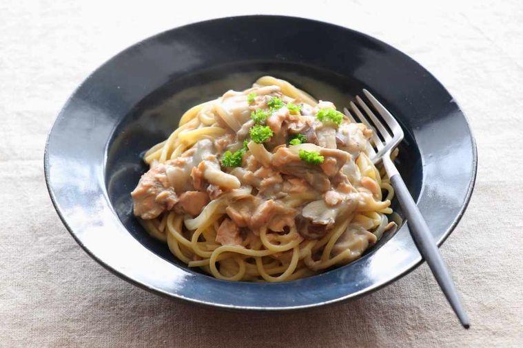 器に盛られた鮭とまいたけの豆乳クリームパスタ