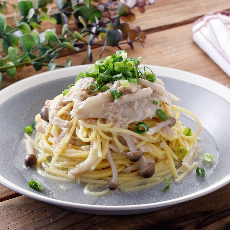 器に盛られた、きのことツナ缶の和風パスタ