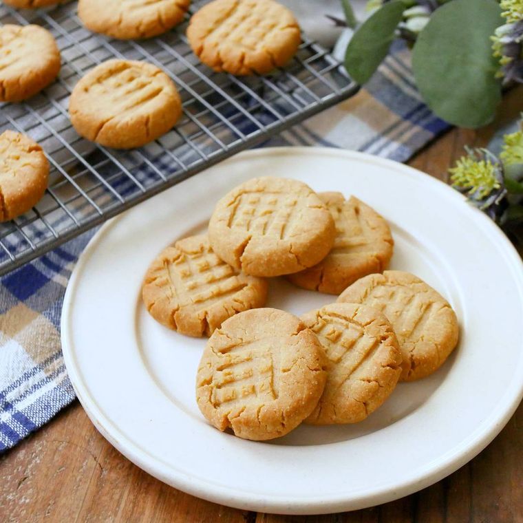 白い皿に盛り付けたピーナッツバタークッキー