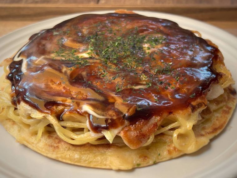 白い皿に盛られた豚モダン焼き