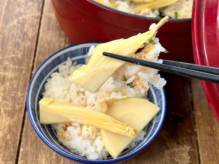 ストウブで作ったたけのこごはんを茶碗に盛り付け、箸で持ち上げたところ