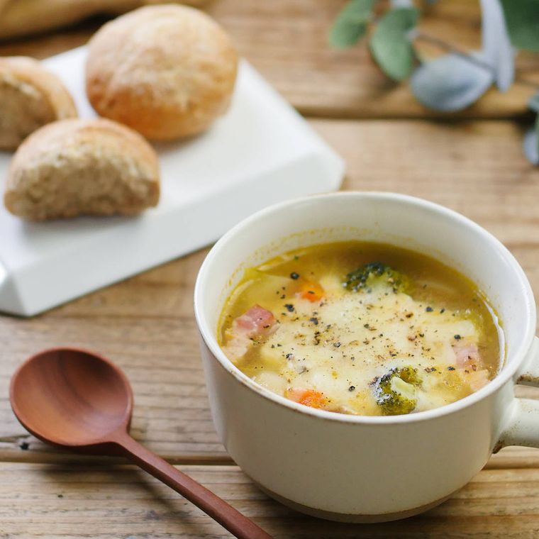 白いスープカップに入った、たっぷり野菜のコンソメチーズスープ