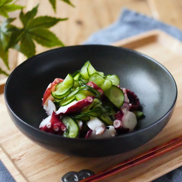 黒い器に入った、たことわかめの酢の物