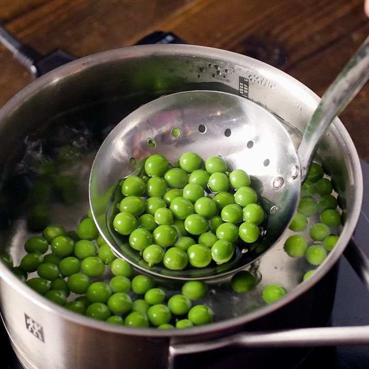 鍋に入ったグリーンピース