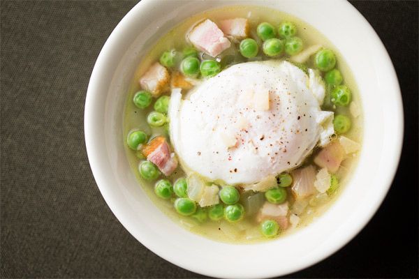 白い器に盛りつけられたえんどう豆のミネストローネ