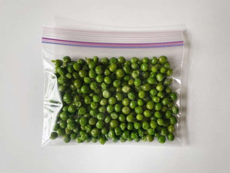 冷凍用ジッパー袋に入れたゆでたグリーンピース