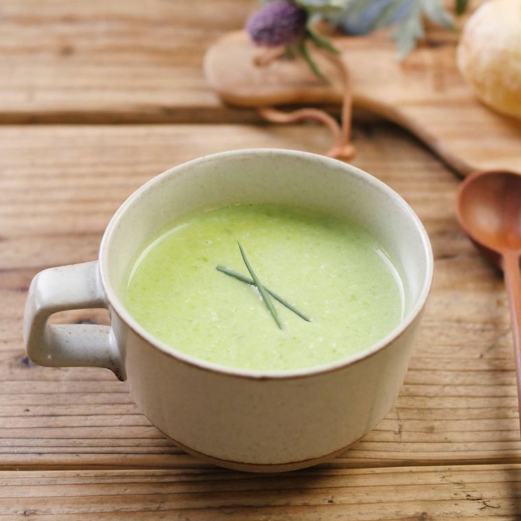 スープカップに入ったグリーンピースのクリーミーすりながし汁