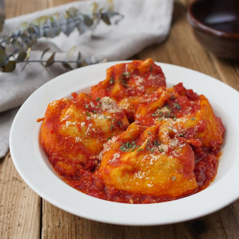 丸皿に盛り付けた卵巾着のトマト煮込み