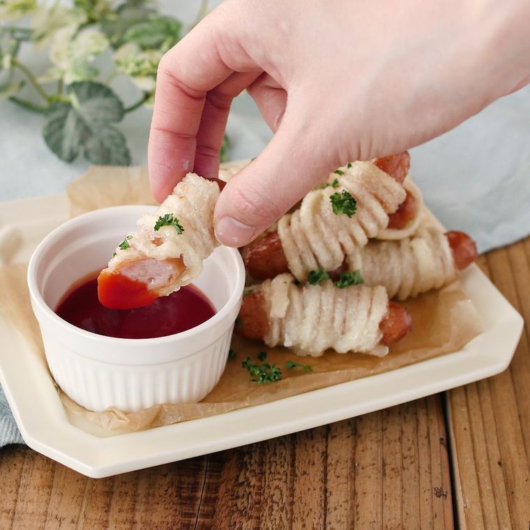 白い皿に盛り付けたもちもちうどんドッグ