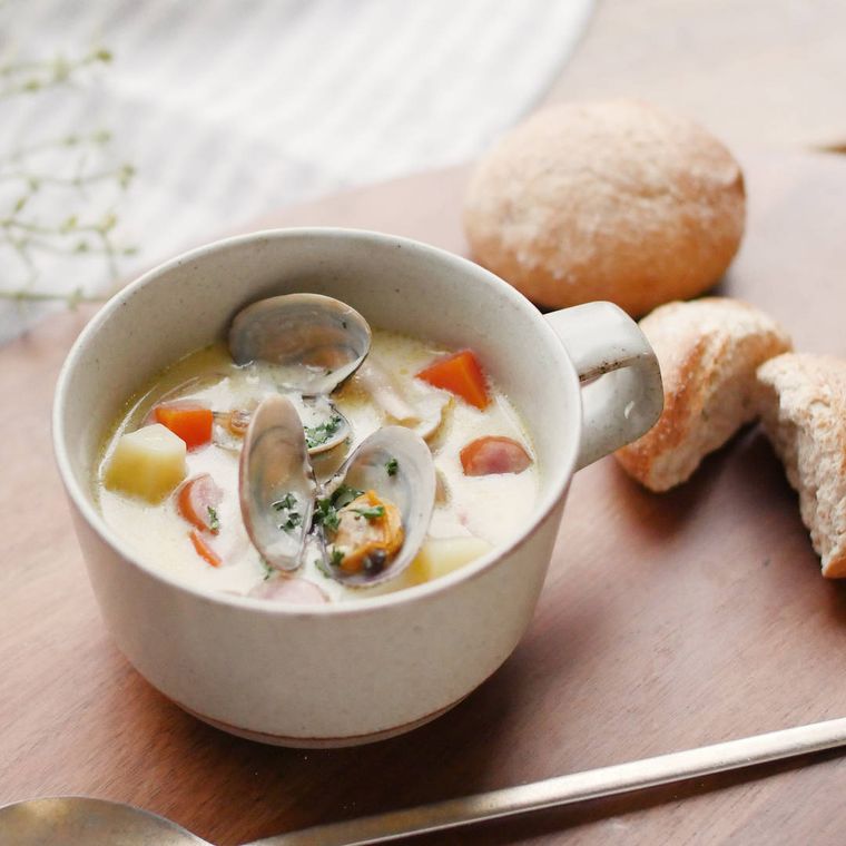 白いカップによそったソーセージクラムチャウダー