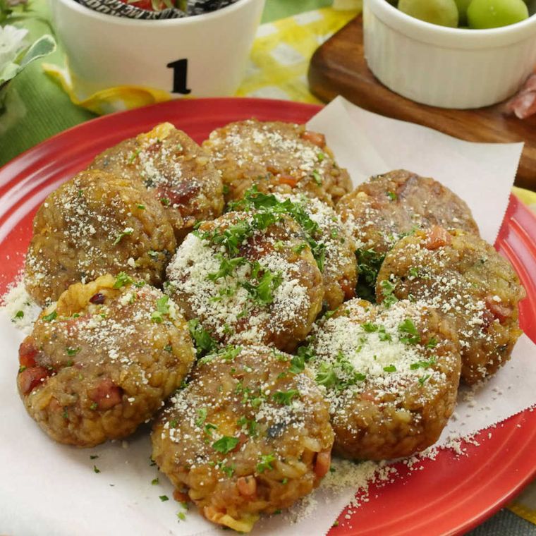 赤い丸皿に盛り付けたカレーライスボール