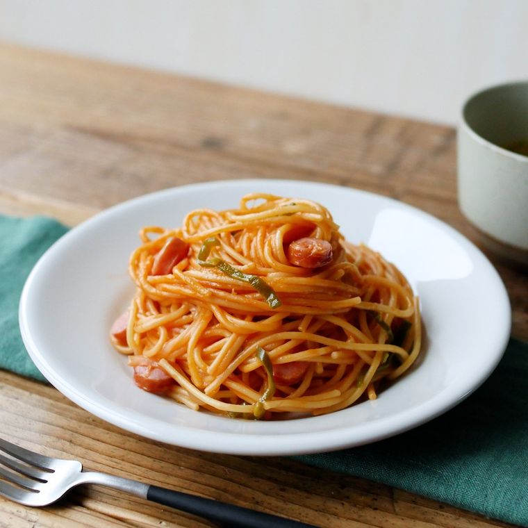 丸皿に盛り付けたソーセージとチーズのナポリタン