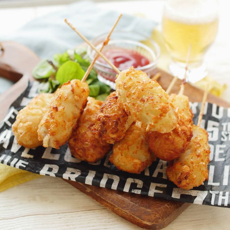 ワックスペーパーにのせたチーズのソーセージドッグ