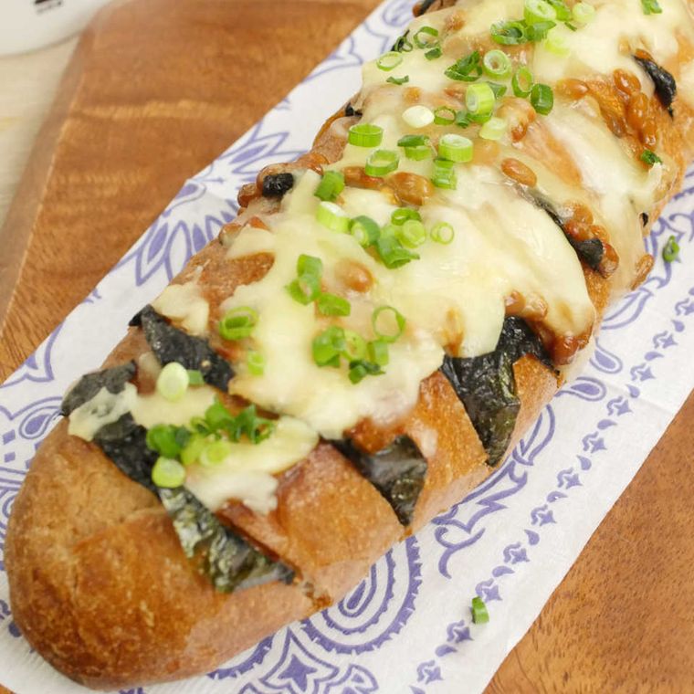 カッティングボードの上に置かれた納豆トーストバゲット