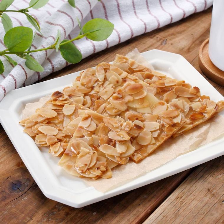 白い皿に盛られたフライパンで作るフロランタン