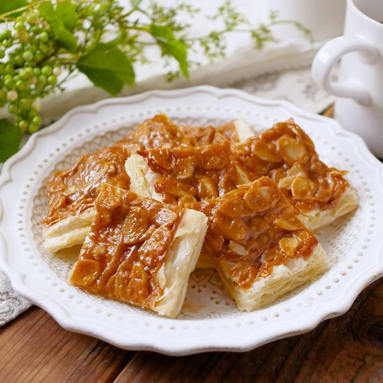 白い皿に盛られたパイシートで作るフロランタン