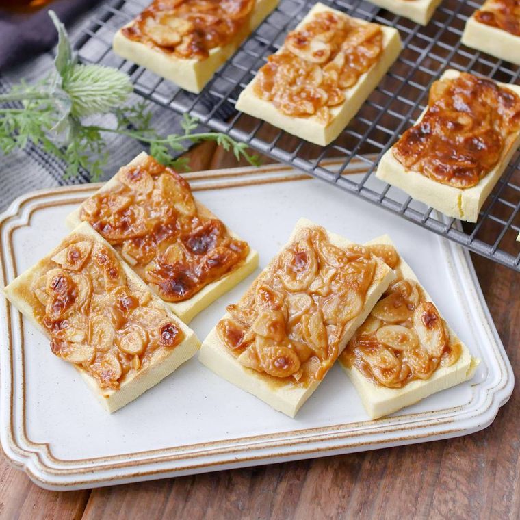 白い皿に盛られた高野豆腐で作るフロランタン