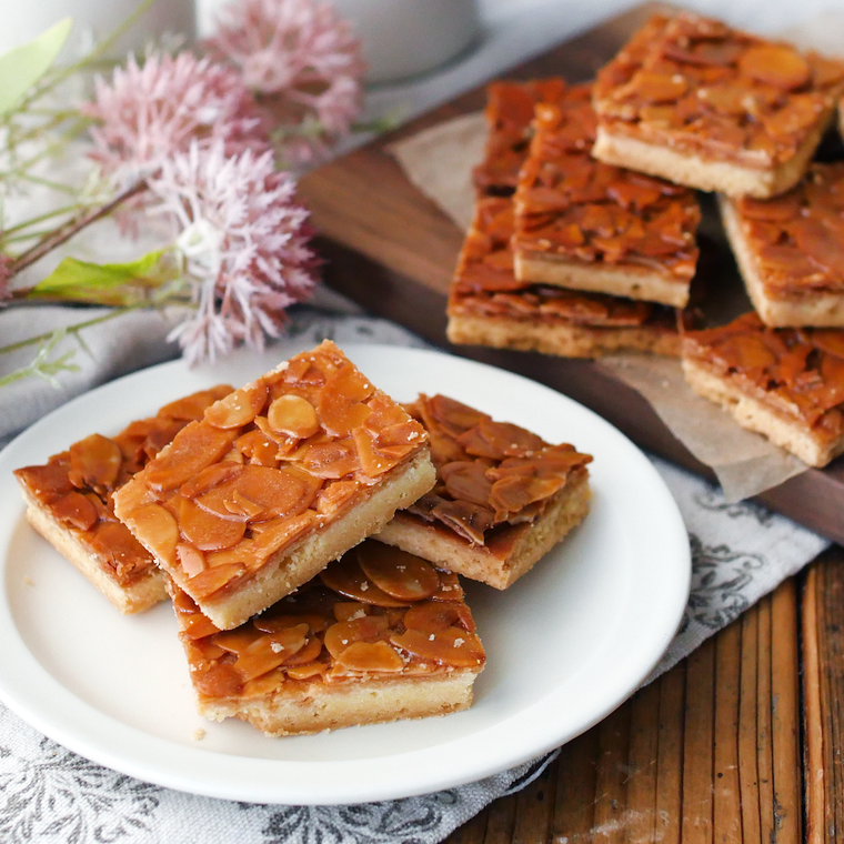 白い皿に取り分けたフロランタン