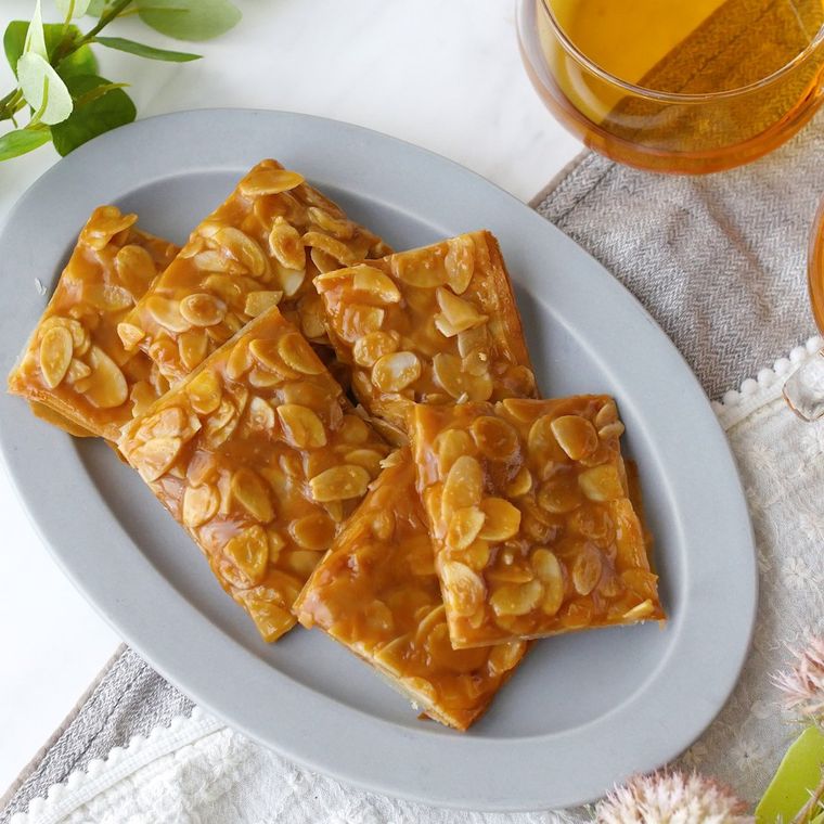 オーバル皿に盛られた春巻きの皮作るフロランタン