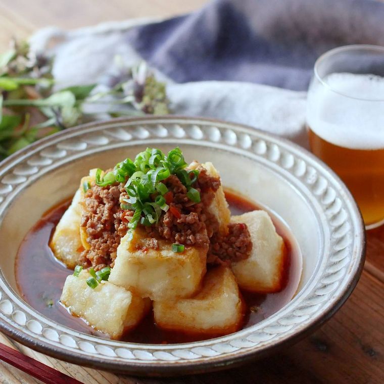 丸皿に盛り付けられた辛うま揚げ出し麻婆豆腐