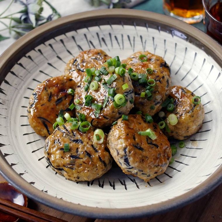 皿に盛り付けられたひじきたっぷり豆腐つくね