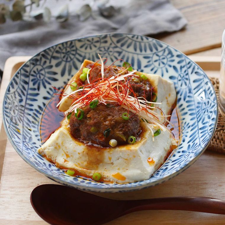 皿に盛り付けられた旨辛のっけ麻婆豆腐