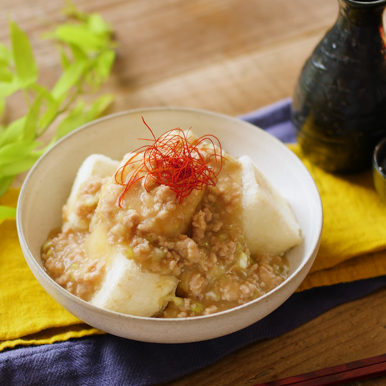 白い深鉢に盛り付けられた揚げ出し豆腐のねぎみそそぼろあん