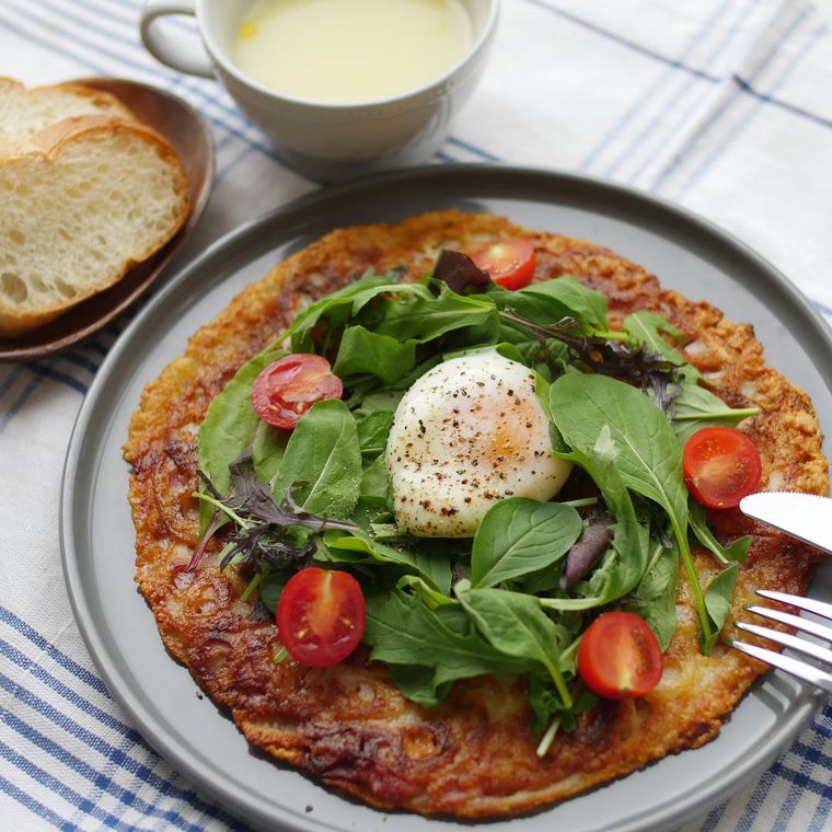 丸皿に盛り付けたれんこんのビスマルク風ピザ