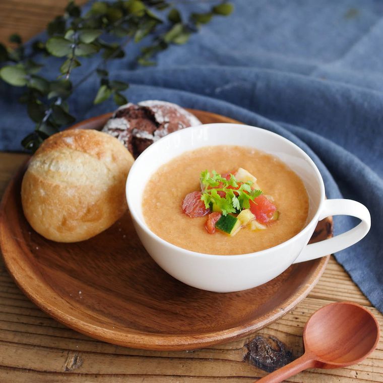 スープカップに入ったカレー風味ガスパチョ