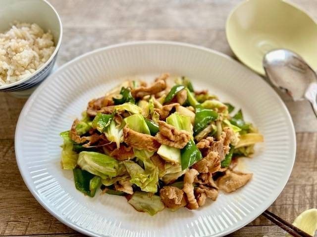 白い楕円皿に入った回鍋肉