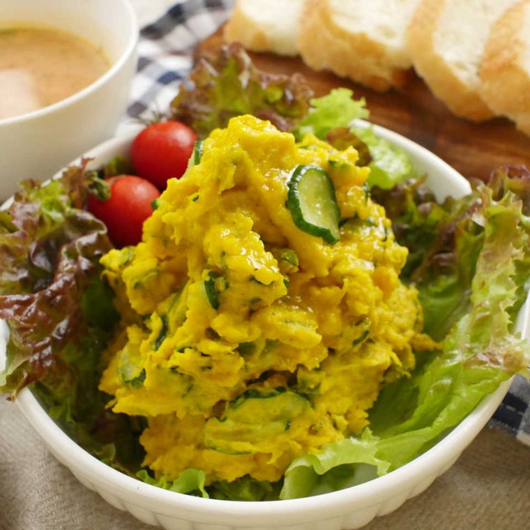 白い皿に盛り付けたかぼちゃのヨーグルトサラダ