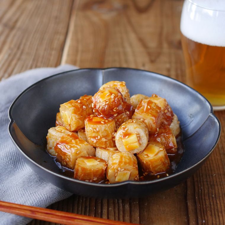 黒い器に盛り付けられたヤンニョムちくわ