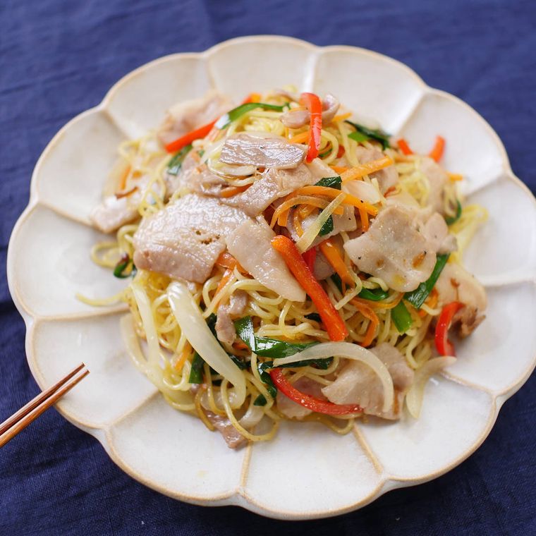 白い丸皿に盛られた、XO醤の中華焼きそば