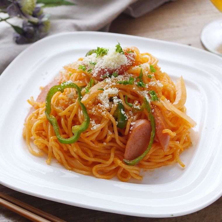 白い皿に盛られた焼きそばナポリタン