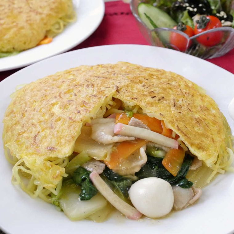 白い丸皿に盛られた、あんかけ焼きそば