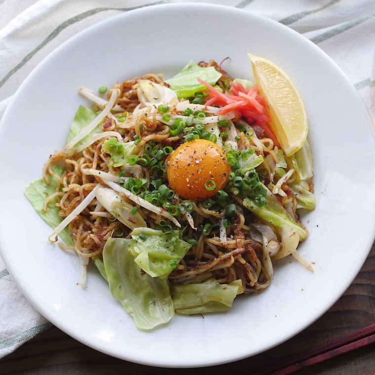 白い皿に盛られた、コンビーフのねぎ焼きそば