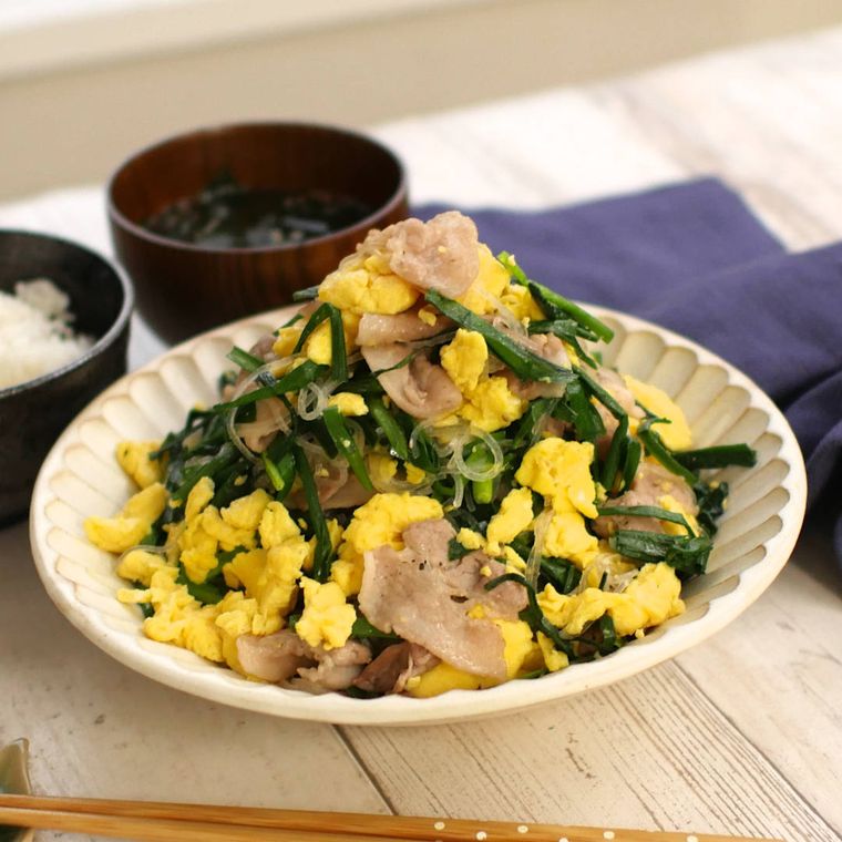 白い丸皿に盛り付けたニラ玉の豚肉春雨