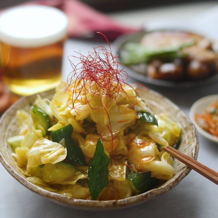 茶色い器に盛られたキャベツときゅうりのラー油、ごま油、ポン酢和え