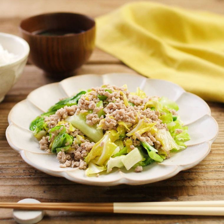 白いお皿に盛られたキャベツと塩そぼろの炒めもの