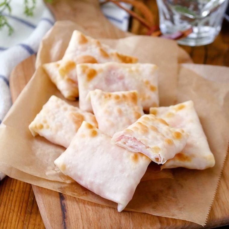 カッティングボードに盛り付けたハムと餃子の皮のブリトー風