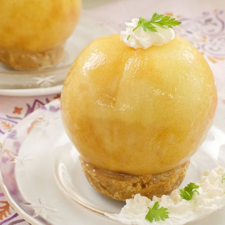 白い皿にのせた、まるごとピーチタルト